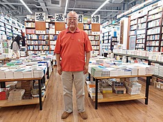 萬聖書園創辦人劉蘇里在書店中。這家書店2023年底搬遷至現址，位於北京五道口購物中心內。
