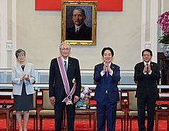 總統賴清德（右2）27日上午在總統府頒授「大綬景星勳章」給日本台灣友好議員聯盟會長古屋圭司（左2），以表彰及感謝古屋圭司對台灣的長期支持與誠摯友誼。