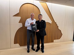 中華職棒大聯盟會長蔡其昌（右）訪問美國職棒大聯盟，會晤主席曼佛瑞德（左）等高層。（中華職棒大聯盟提供）