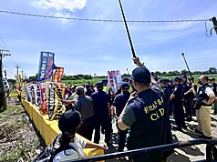 彰化縣政府28日在芳苑鄉舉行彰化生命園區動土典禮，二林芳苑反火葬場自救會在場外抗議，要求停止動工；警方到場維持秩序。