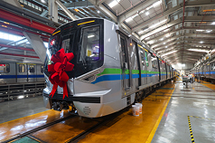 台北捷運新購置的「高運量電聯車CR381A」28日在捷運北投機廠舉行首輛列車發表記者會，未來將配置在淡水信義線，預計民國116年年中起陸續投入營運。圖為CR381A列車外觀。