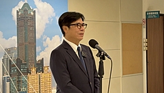 台北市長蔣萬安點名高雄市長陳其邁是很好的閣揆繼任人選。陳其邁(圖)29日出席活動接受媒體聯訪表
示，他會把市長做好做滿到任期最後一天。(中央社)