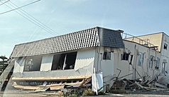 日本熊本縣28日發生規模7.1強震，熊本縣宇城市與冰川町觀測到最大震度7，地震造成建築物外牆崩落、結構受損。