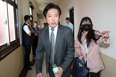 行政院秘書長張惇涵（中）29日在立法院列席朝野黨團協商。