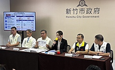 新竹市政府29日召開「新竹市校園食品安全重大訊息公布記者會」，新竹市長高虹安（右3）說，已針對竹市16家米（炊）粉製造業者擴大抽驗28件產品，送交食品工業發展研究所檢驗甲醛，預計7月31日公布檢驗結果。出席人員包括竹市府教育處長林立生（左3）、竹市衛生局長陳厚全（左2）及產業發展處長嚴翊琦（左1）等人。