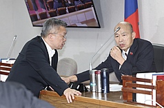 立法院長韓國瑜（右）29日在立法院召集朝野黨團協商，繼續研商「第7屆監察院人事同意權」及「115年度中央政府總預算案」。圖為韓國瑜與民進黨立法院黨團總召蔡其昌（左）交換意見。