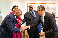外交部政務次長陳明祺28日歡迎史瓦帝尼王國國防軍司令法庫茲上將（Mashikilisana Moses Fakudze，另譯：法古德，右2）與公共服務部長馬瑟寇（Mabulala Maseko，左1）訪團。（外交部提供）