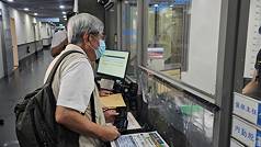 花蓮地檢署指揮調查站人員，29日搜索花蓮縣政府社會處並帶回處長陳加富等人，晚間移送地檢署複訊，疑與2018年0206花蓮地震善款遭檢舉有關。訊後依貪污罪諭知新台幣40萬元交保、限制出海、住居。