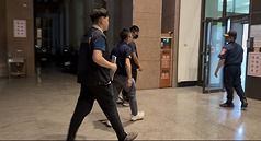 無黨籍台東縣議員林參天在縣議會指控台東縣政府圖利渡假村開發案，開闢15米寬農路。台東縣調查站29日發動搜索，將台東縣政府農業處長許家豪（左2）和副處長等人帶回偵訊，30日凌晨相關人員陸續移送台東地檢署複訊。地檢署表示，全案以貪污案偵辦，有5人列被告。