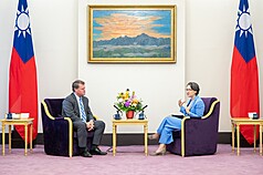 副總統蕭美琴（右）30日接見印太安全研究所主席薛瑞福（Randall G. Schriver）率領的訪問團。
（總統府提供）