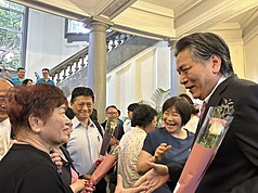 第6屆監察委員任期31日屆滿，監察院代理院長李鴻鈞（右）離開監院前，看到歡送隊伍不禁哽咽。