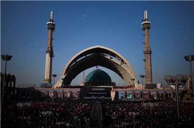 人們聚集在伊瑪目霍梅尼清真寺(Imam Khomeini Grand Mosalla)舉行公開告別儀式，悼念於2月28日在以色列和美國空襲中喪生的最高領袖哈米尼(Ayatollah Ali Khamenei)。(路透社/達志影像)