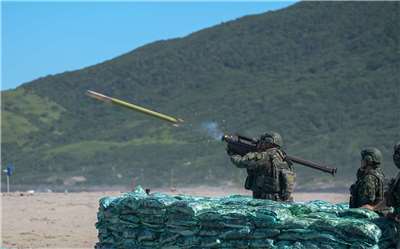 陸軍7日在屏東九鵬基地進行年度「精準飛彈射擊操演」，並首次公開實射我國自美方軍援獲得的「人攜式刺針飛彈」。(國防部提供)