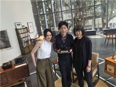 榮獲第82屆威尼斯影展沉浸式內容競賽「最佳體驗大獎」的VR作品《雲在兩千米》，25日起在北師美術館推出同名沉浸式展覽。左起演員姚以緹、莫子儀、導言陳芯宜。(江昭倫 攝)