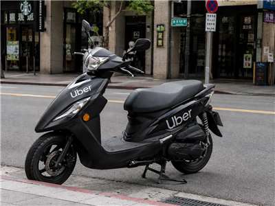 Uber今天(1日)起推北投短程文化體驗計畫，但北市計程車駕駛員職業工會批評該計畫實屬機車載客，並不符合法規。圖為Uber機車。示意圖。(AI生成圖)