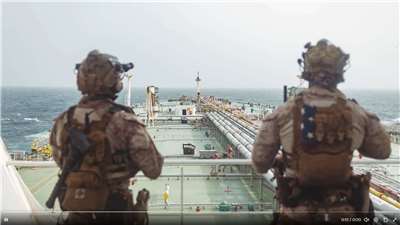 美國中央司令部16日表示，美軍在阿曼灣對一艘油輪進行登船檢查。 (圖:X@CENTCOM)
