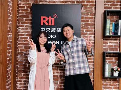 圖為龍龍(左)與內克(右)之合照