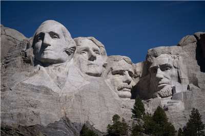 俗稱「總統山」的拉什摩爾山(Mount Rushmore)刻有美國總統喬治·華盛頓、托馬斯·傑佛遜、羅斯福以及林肯的半身像，美國總統川普計劃於7月3日造訪該紀念碑慶祝建國250週年。(AFP)