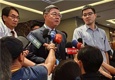 行政院長卓榮泰(中)7日指出，若中聯公司無法恢復生產，經濟部與農業部將全力維持油品供應秩序，確保市場供需平衡與價格穩定，保障民生。(實習記者賴玟潔 攝)