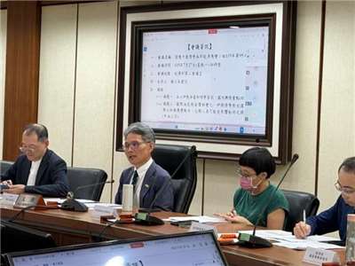 經濟部次長賴建信(中)今天(27日)主持「因應中東情勢本部能源應變小組會議」。(圖 : 經濟部)