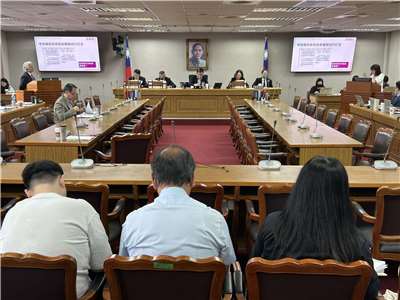 立法院司法及法制委會今天(1日)審查《公務人員考績法修正草案》，邀請司法院秘書長劉建忻、銓敘部長施能傑列席說明並備質詢。（趙婉淳 攝）