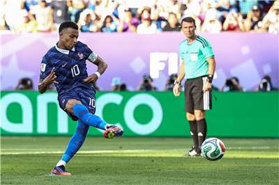 法國前鋒姆巴佩(Kylian Mbappé)4日踢進12碼球，以1比0氣走勁敵巴拉圭闖進8強。
