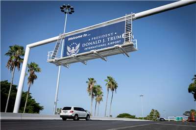 位於美國南佛羅里達的棕櫚灘國際機場(Palm Beach International Airport)，9日正式改名為「唐納．J．川普總統國際機場」(President Donald J. Trump International Airport)。