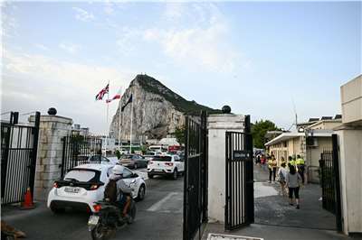 西班牙拉利內亞德拉孔塞普西翁鎮（La Linea de la Concepcion）的人員和車輛，15日首次在沒有邊境管制的情況下，湧入英國領土直布羅陀。