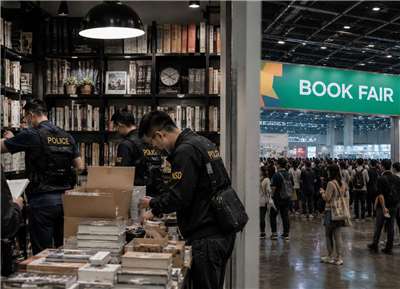 今年香港書展開幕的同一天，香港警方國安處再次突擊搜查兩間獨立書店，並以涉嫌販售「煽動刊物」為由拘捕五名相關人士。(示意圖/AI生成)