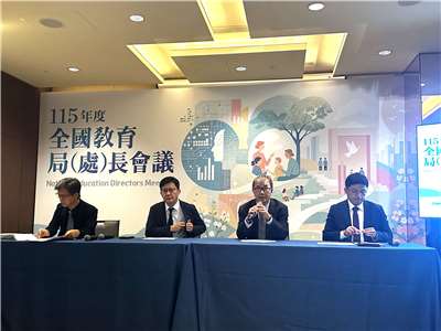 教育部長鄭英耀(右二)7日下午說明，2026大學分科測驗確定因巴威颱風影響而將延期舉行。(楊雨青攝)