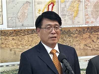 中選會主委游盈隆16日到內政委員會針對年底九合一選舉選務整備等進行專題報告並備質詢，他會前接受媒體採訪。（趙婉淳 攝）
