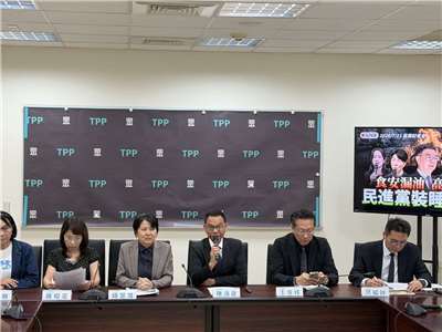 民眾黨團21日召開記者會預告食安法修法方向，強化中央、地方食安稽查機制。(鄭佑漢 攝)