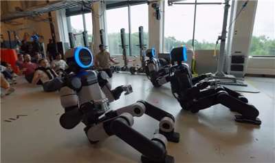 機器人公司波士頓動力(Boston Dynamics)10日在社群平台上，以「世界盃熱潮持續延燒」為題，秀出人形機器人在公司總部模仿近期爆紅的維京划船應援動作短片，引起網友熱烈討論。(IG@Boston Dynamics)