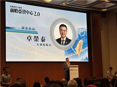 行政院長卓榮泰1日上午出席「經濟日報金融競爭力論壇」前受訪時呼籲立法院應回歸憲政體制正常運作。(楊文君攝)