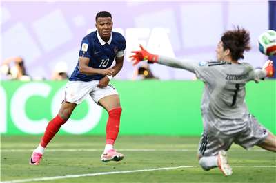 姆巴佩(Kylian Mbappe, 10號球衣)梅開二度，法國在世界盃足球賽32強賽以3比0擊敗瑞典。