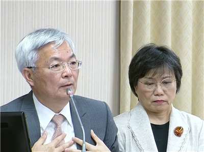 為了落實被害人權益保障及方便警方執法，朝野立委及黨團針對《跟蹤騷擾防制法(簡稱跟騷法)》提出11個修法版本，立法院內政委員會6日排審，內政部長劉世芳(右)、警政署長張榮興(左)等官員列席備詢。(翻攝YouTube頻道)