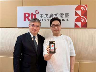 《備份蘋果，記錄香港》策展人李家聰(右)和主持人桑普(左)合照。