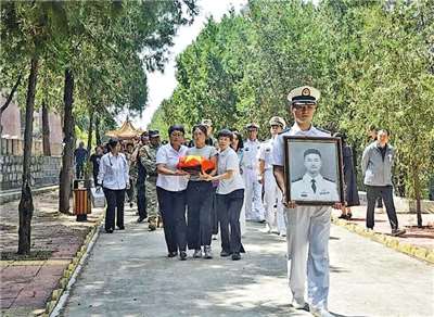 中國解放軍南部戰區海軍中尉石少勇在6月一次飛行訓練期間殉職，其骨灰近日在其家鄉山東沂水縣烈士陵園下葬。（沂水發布）