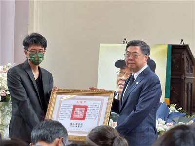 行政院長卓榮泰(右)31日出席香港銅鑼灣書店創辦人林榮基告別禮拜，代表賴清德總統頒贈褒揚令給予其家屬。(鄭佑漢 攝)