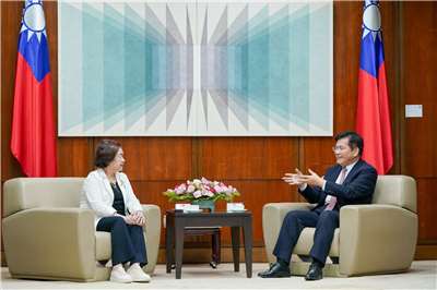 外交部長林佳龍與「亞洲台灣商會聯合總會」總會長俞秀霞，就亞洲各國經貿合作交換意見。(圖:外交部)