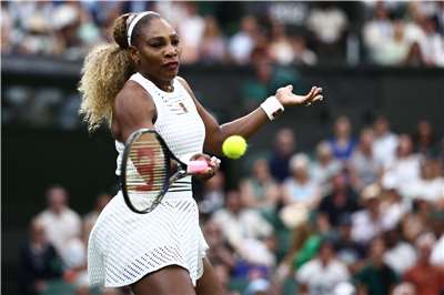 美國女網名將小威廉絲(Serena Williams,圖)睽違4年重返單打賽事，6月30日在溫網首輪敗給澳洲小將喬因特(Maya Joint)。