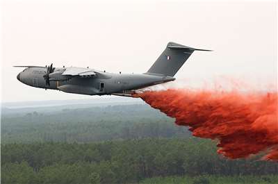 法國A400M軍用運輸機25日首次執行消防滅火任務。