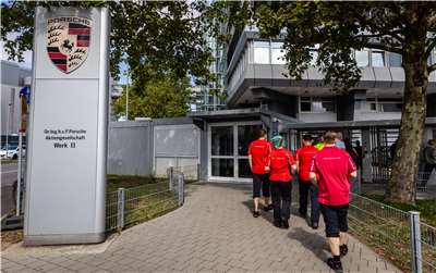 德國汽車製造商保時捷(Porsche)的員工27日走進企業總部建築。