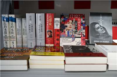 「一拳書館」與「獵人書店」是讀者尋找主流以外觀點的出口。圖為在獵人書店「非官方香港獨立書展」陳列的書籍，該書展是每年舉辦的官方「香港書展」之外的另一種選擇。資料照。