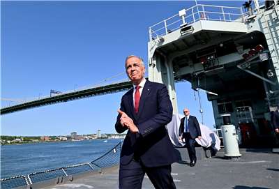 加拿大總理卡尼(Mark Carney)(前)宣布，將由德國蒂森克虜伯集團(Thyssenkrupp)旗下造船事業TKMS打造12艘潛艦。