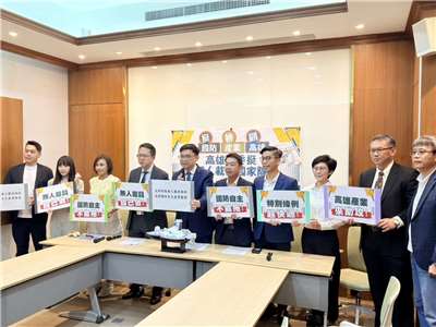 民進黨多位立委24日與台灣造船公司共同召開記者會，籲朝野支持行政院版無人載具產業發展特別條例。(鄭佑漢 攝)