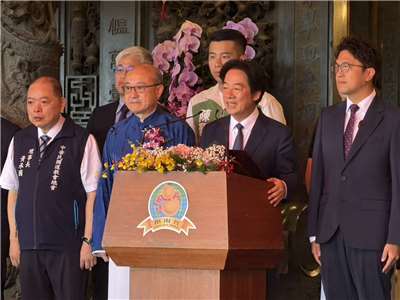 賴清德總統2日出席指南宮「孚佑帝君成道1146週年紀念大典」，並與台北市長蔣萬安、民進黨台北市參選人沈伯洋同台。(劉玉秋攝)