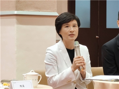 行政院副院長鄭麗君29日表示，AI雖然能提升工作效率、協助解決問題，但人的創意、感受、經驗與責任感無法被取代。(資料照/王韋婷 攝)