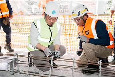 洪申翰17日親自前往工地了解熱危害防護措施，並體驗烈日下鋼筋綁紮作業。（勞動部提供）