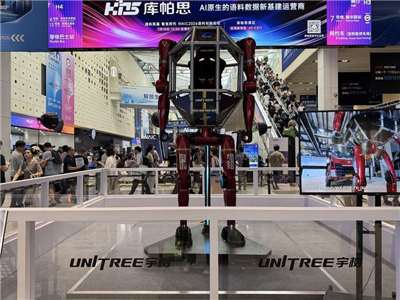 宇樹科技展出載人變形機甲GD01，它可以在人形、四 足兩種運動形態之間自由切換。